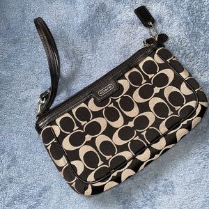COACH wristlet 🤍🖤